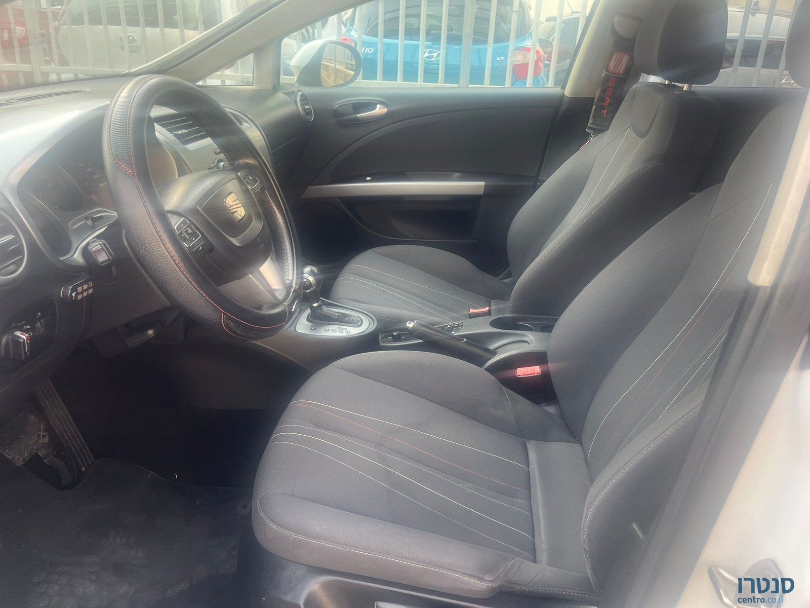 2012' SEAT Leon photo #2