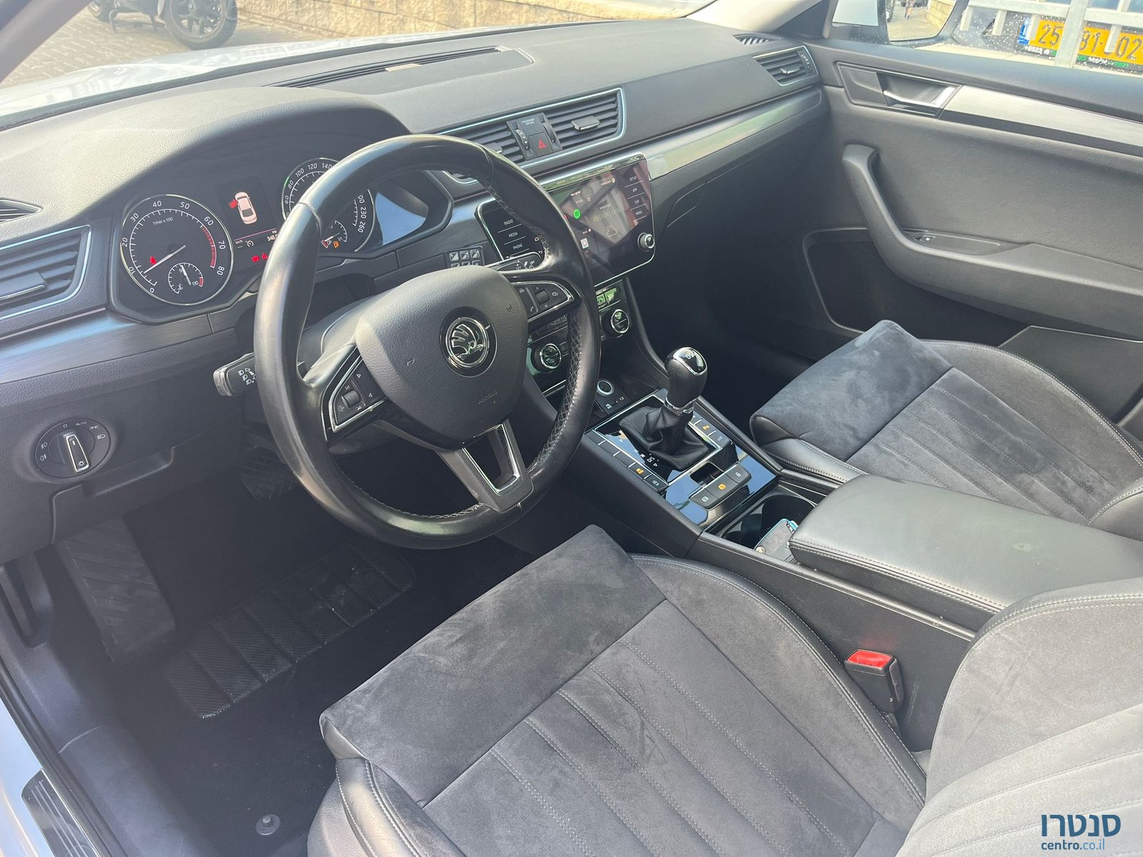 2018' Skoda Superb photo #2