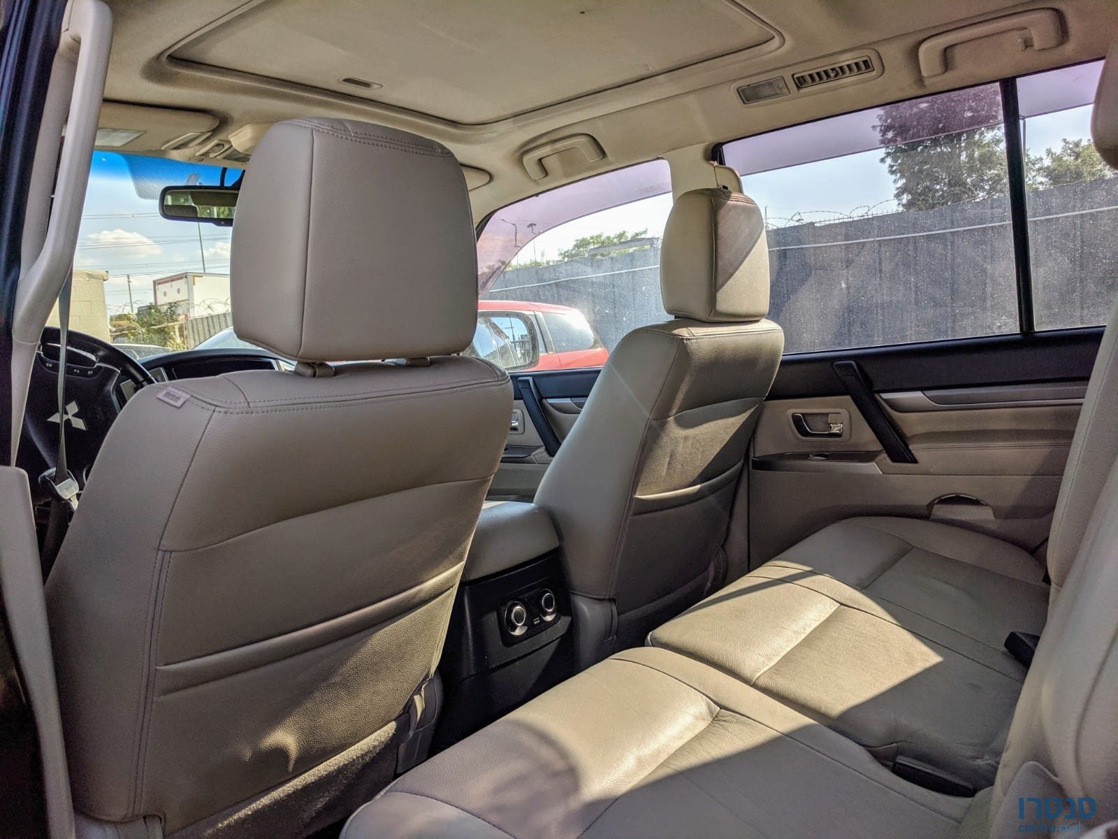 2015' Mitsubishi Pajero photo #4