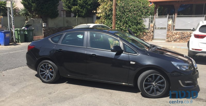 2013' Opel Astra photo #1