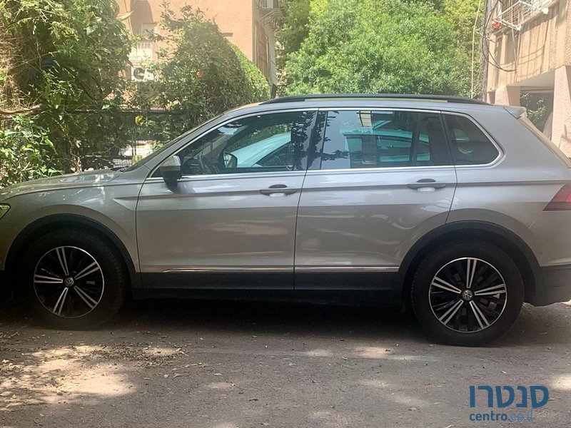 2019' Volkswagen Tiguan photo #3