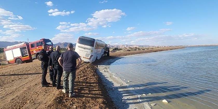 В Эйлате автобус со школьниками едва не заехал в море