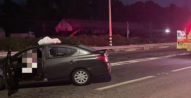 На 410-й трассе автомобиль врезался в столб: погибла женщина, мужчина в тяжелом состоянии