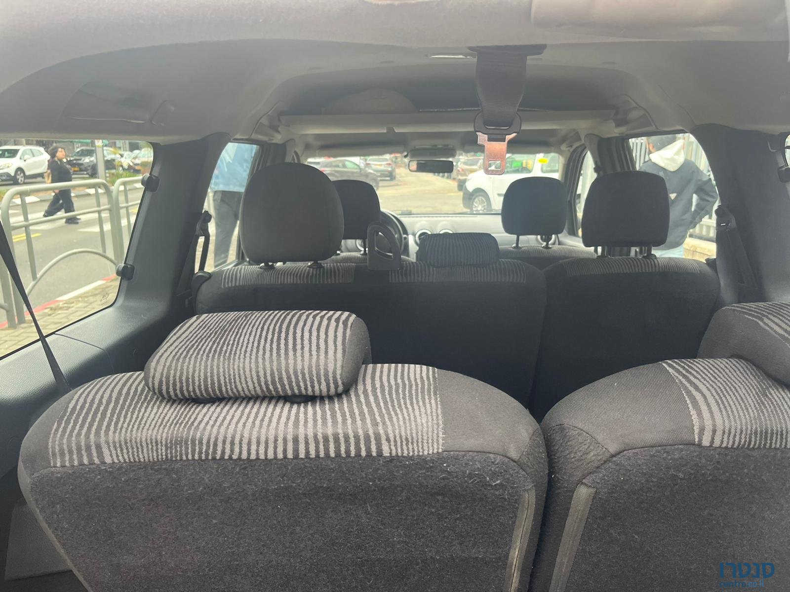 2011' Renault Logan photo #4