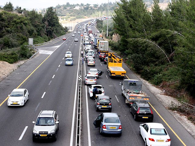 המסר הכפול של בירת ישראל: קידום תחבורה ציבורית בין מחלפים לרכב הפרטי