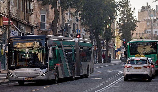 Тель-Авив и Иерусалим собрали за год по 100 млн шекелей штрафов за проезд по выделенной полосе для общественного транспорта