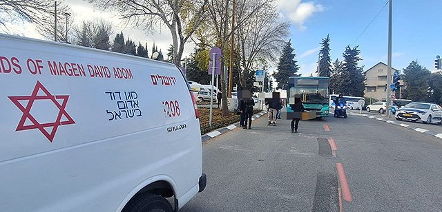 Автобус сбил пожилую женщину в Иерусалиме, врачи борются за ее жизнь