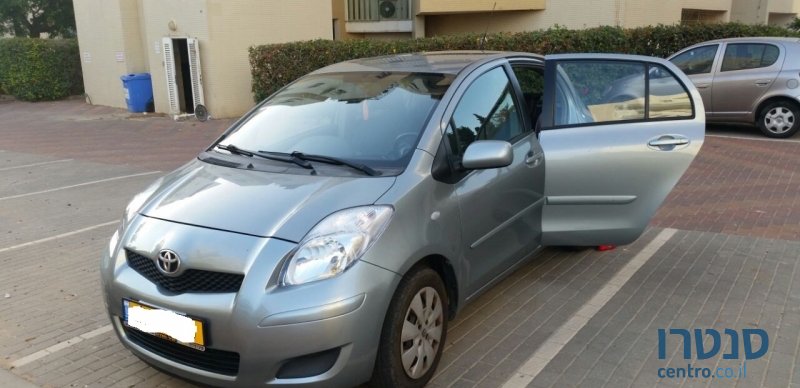 2009' Toyota Yaris photo #2