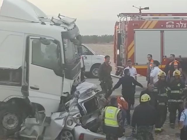 В результате столкновения грузовика и легковушки на 90-м шоссе погиб водитель