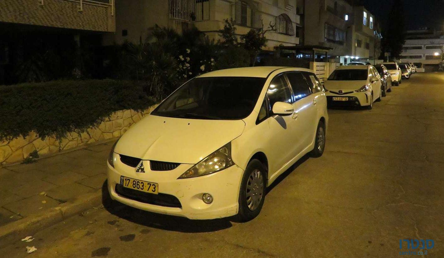 2010' Mitsubishi Grandis מיצובישי גרנדיס photo #1