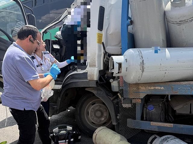 Автобус столкнулся с грузовиком с газовыми баллонами на шоссе №1