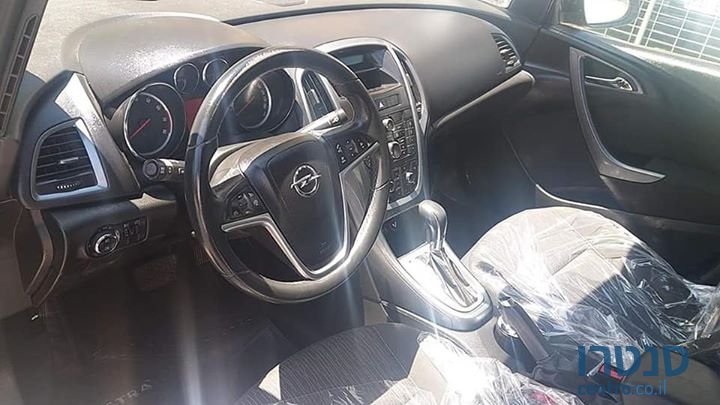 2015' Opel Astra photo #3