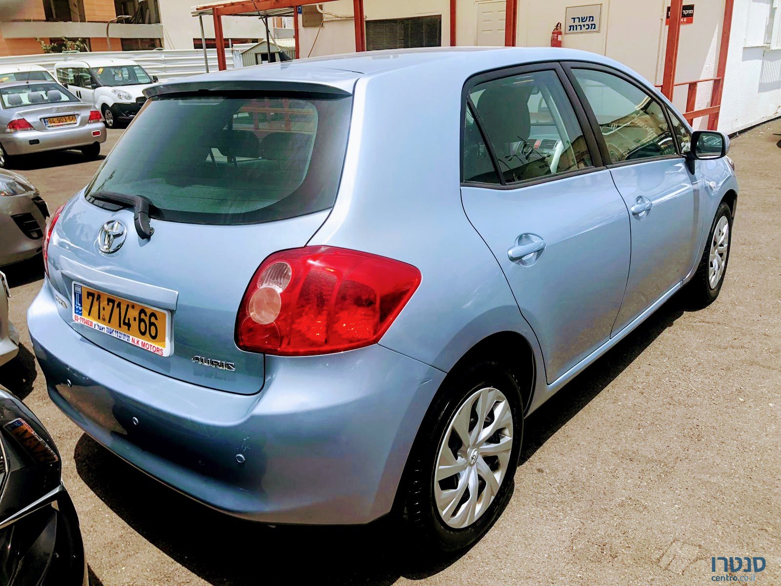 2008' Toyota Auris photo #2