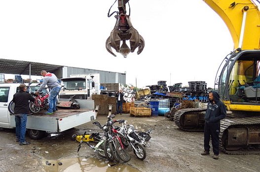 Эвакуаторы режут велосипедные замки и увозят велосипеды на склад