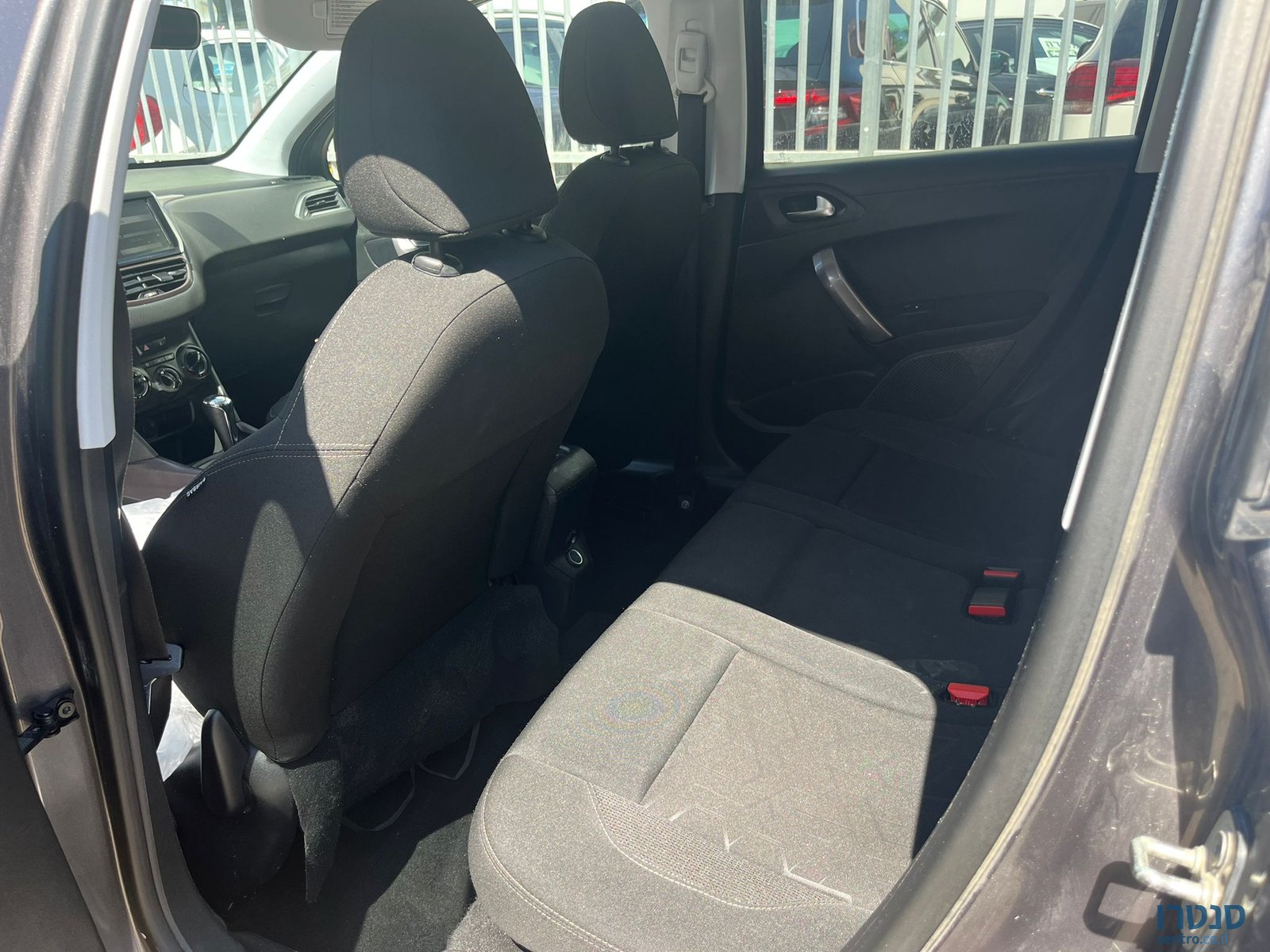 2015' Peugeot 2008 photo #5