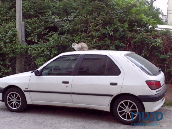 1996' Peugeot 305 photo #1