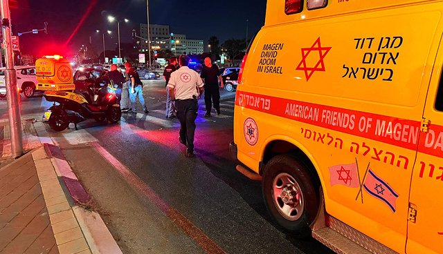 Возле мошава Шаар-Эфраим автомобиль сбил мужчину, ехавшего на электровелосипеде