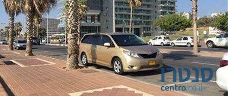 2010' Toyota Sienna טויוטה סיינה photo #1