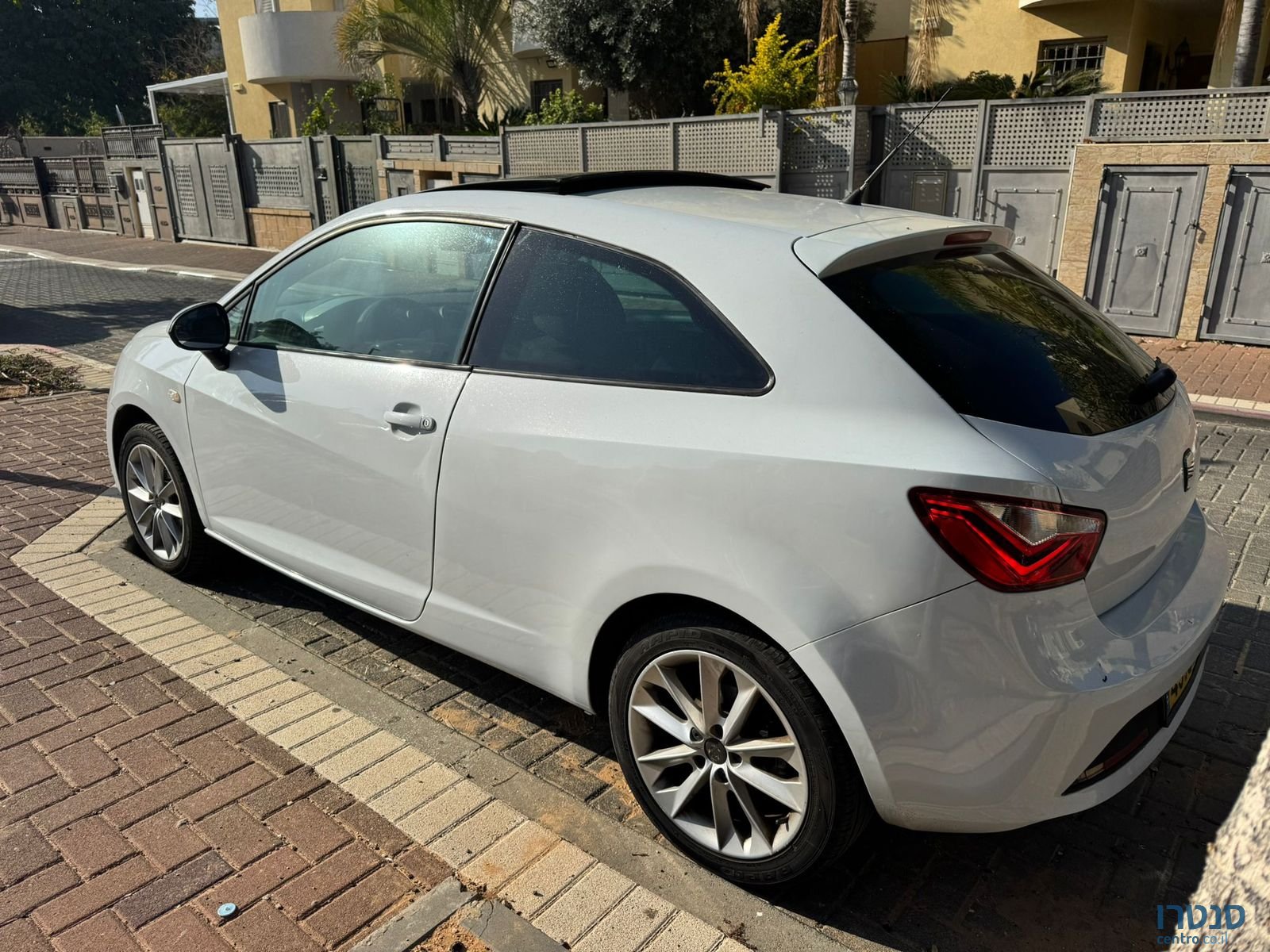 2013' SEAT Ibiza FR photo #2