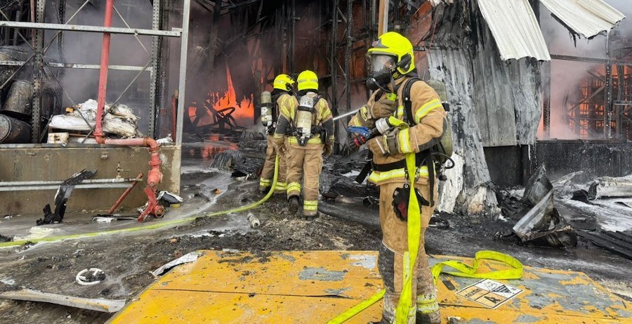 34 пожарных расчета работают на заводе "Адама" в Неот-Ховав