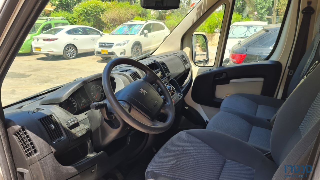 2011' Peugeot photo #2