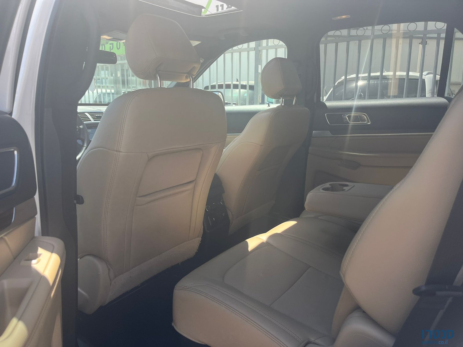 2019' Ford Explorer photo #5