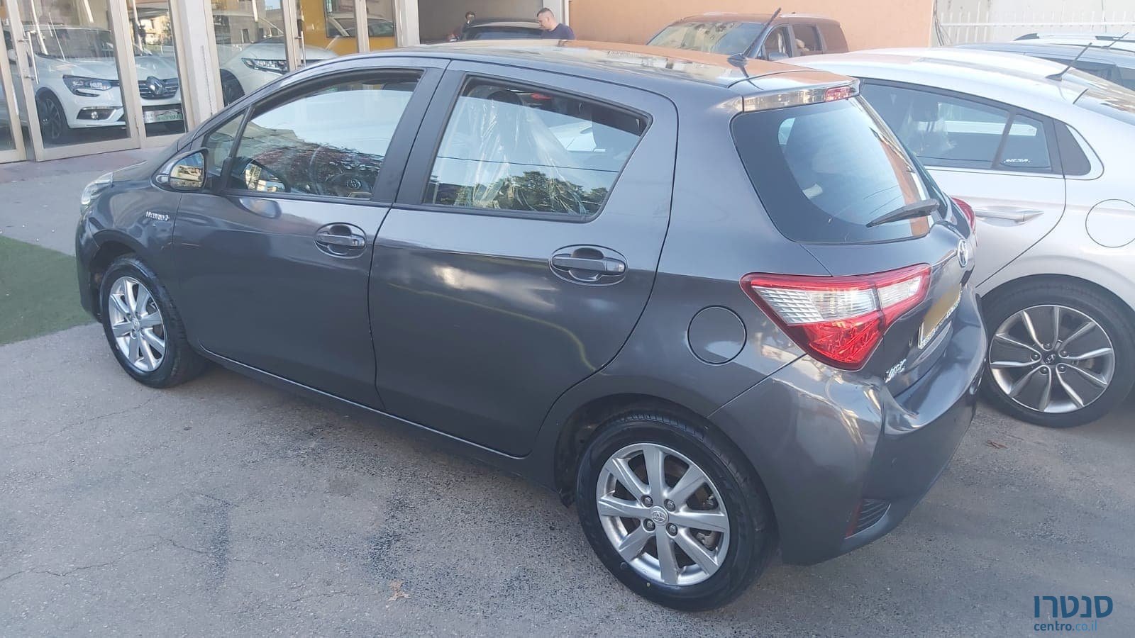 2017' Toyota Yaris photo #2