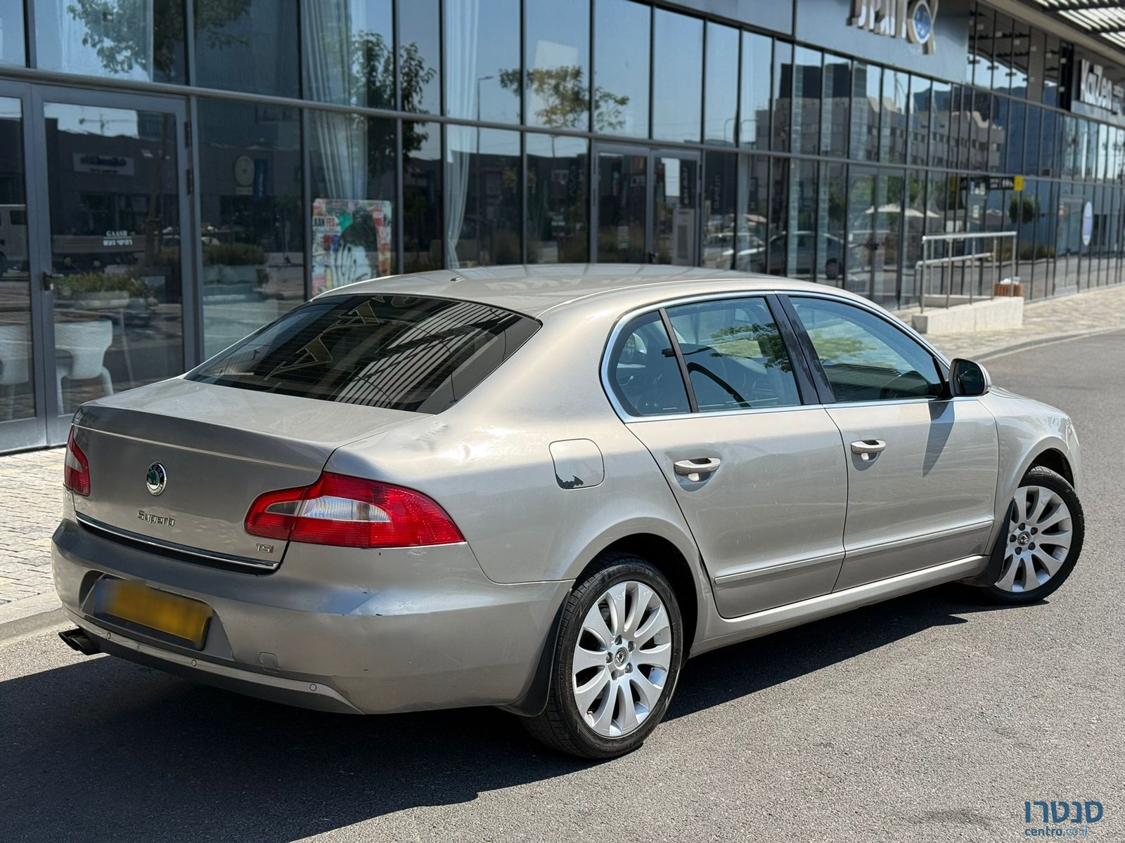 2013' Skoda Superb photo #2