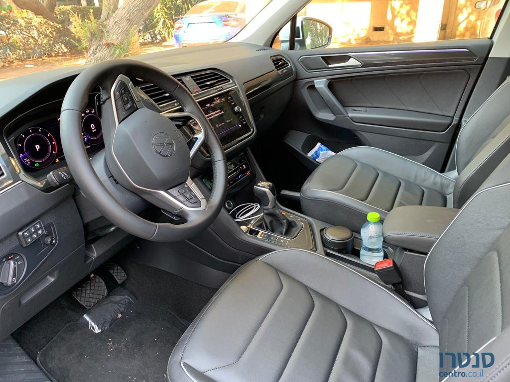 2021' Volkswagen Tiguan photo #4