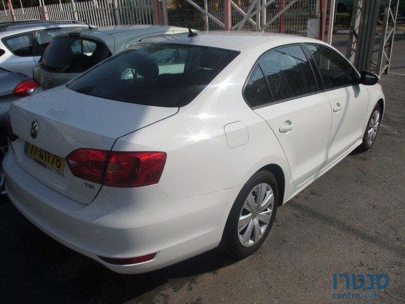 2013' Volkswagen Jetta TSI photo #2