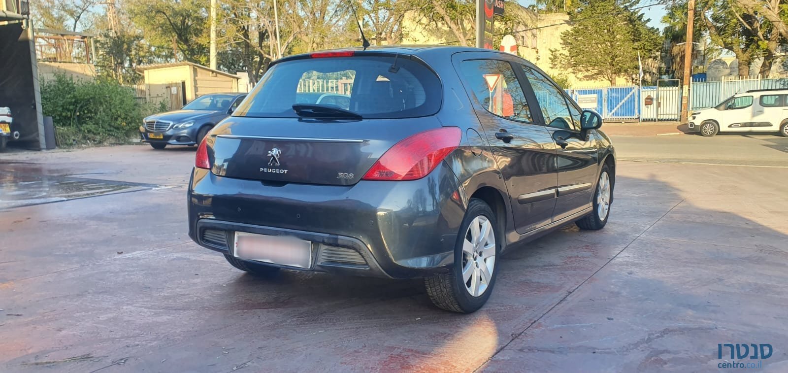 2012' Peugeot 308 photo #3