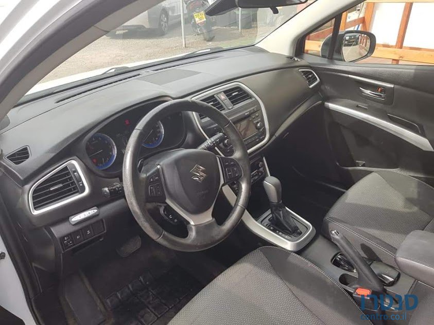 2015' Suzuki SX4 photo #3