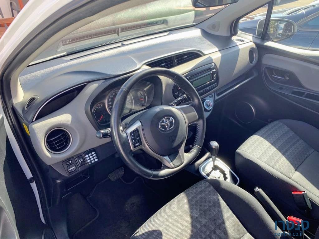 2016' Toyota Yaris photo #2