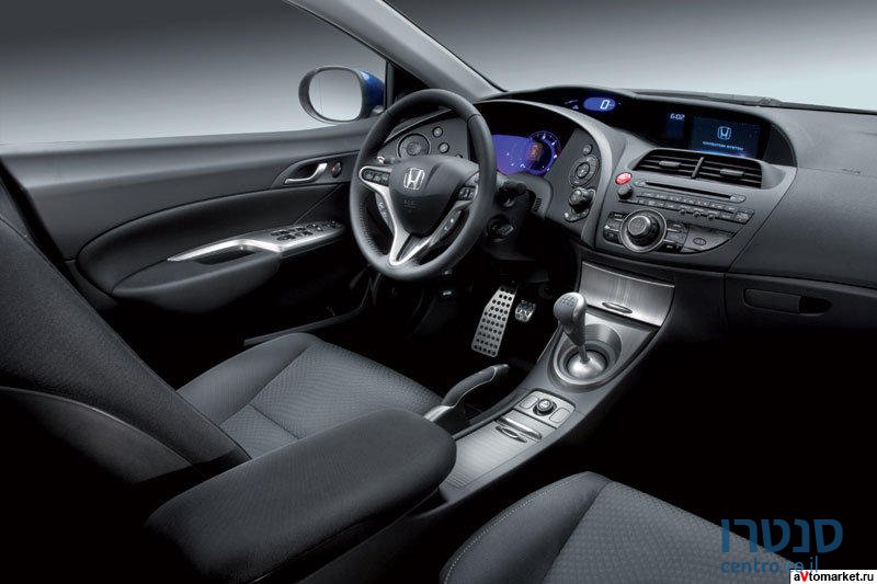 2011' Honda Civic Hatchback photo #2