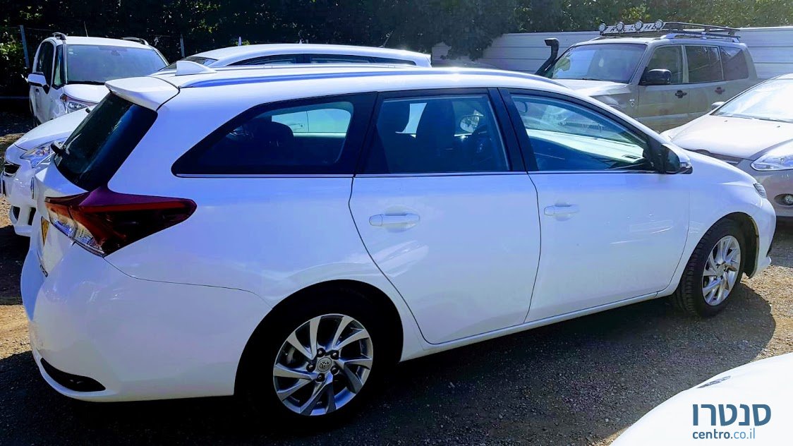 2015' Toyota Auris photo #2