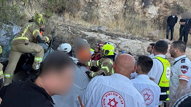 В Иерусалиме автомобиль свалился с крутого склона, двое погибших
