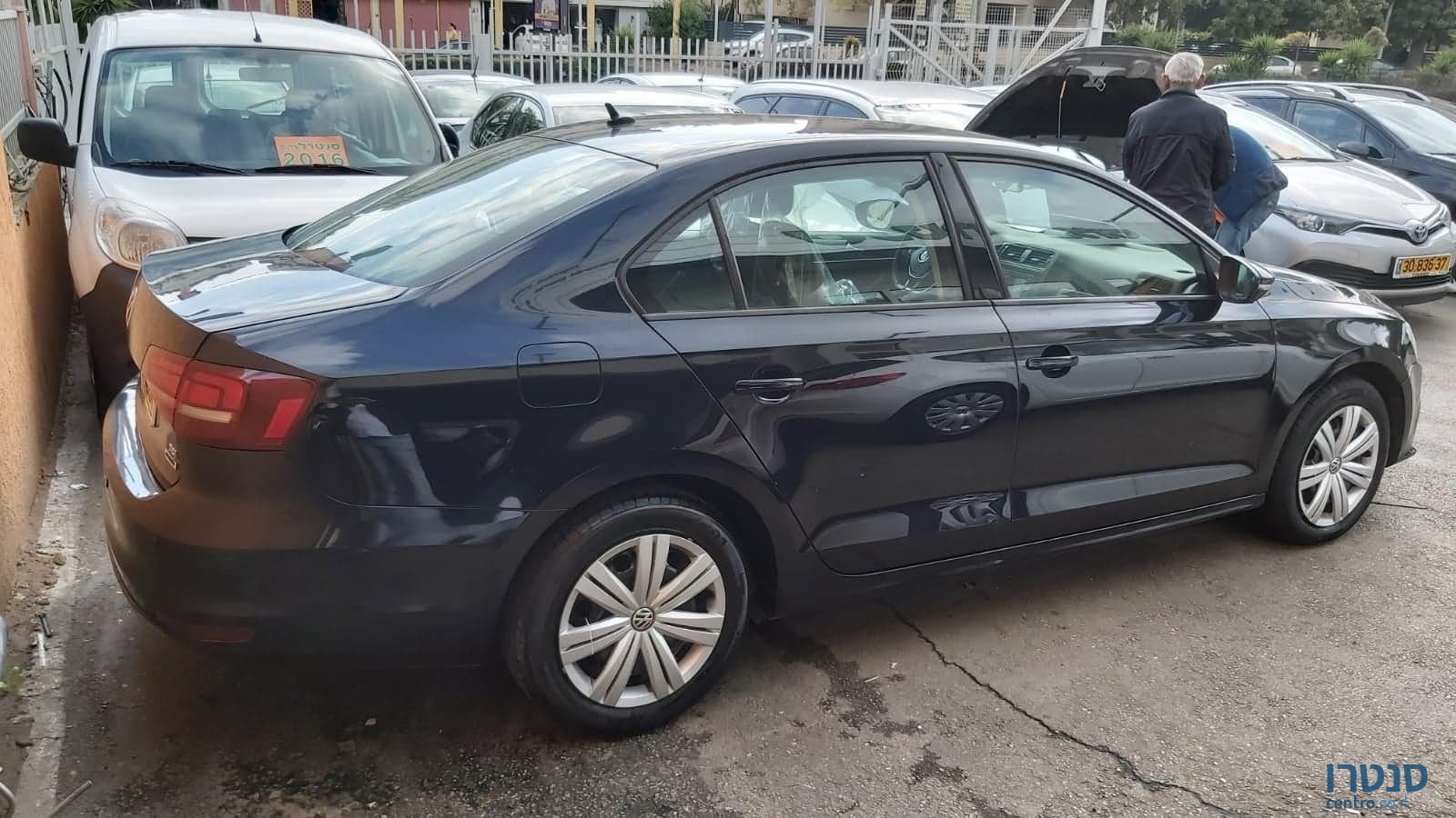 2017' Volkswagen Jetta photo #2