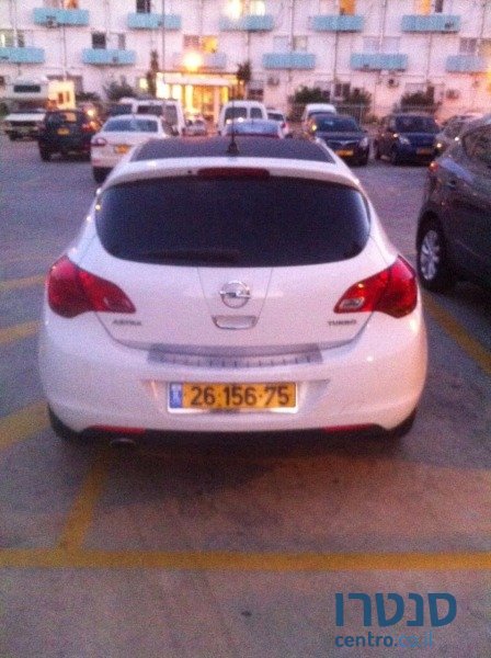 2012' Opel Astra photo #2