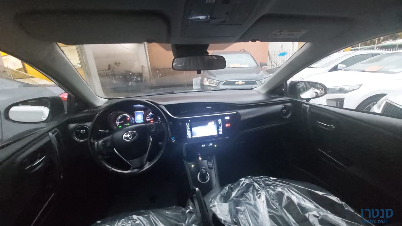 2017' Toyota Auris photo #3