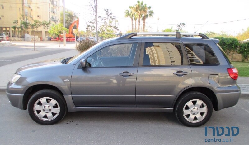 2007' Mitsubishi Outlander photo #2