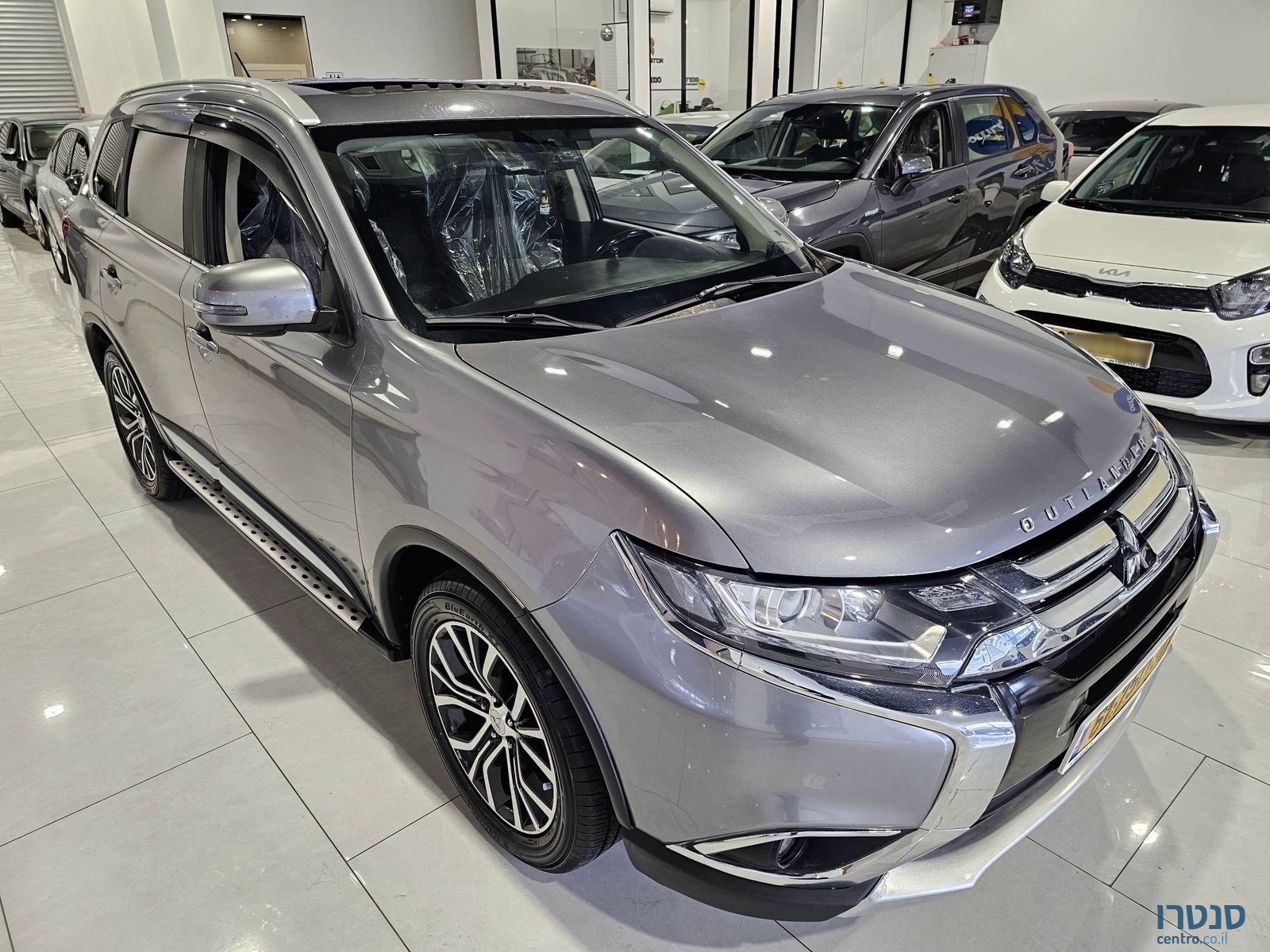 2016' Mitsubishi Outlander photo #2