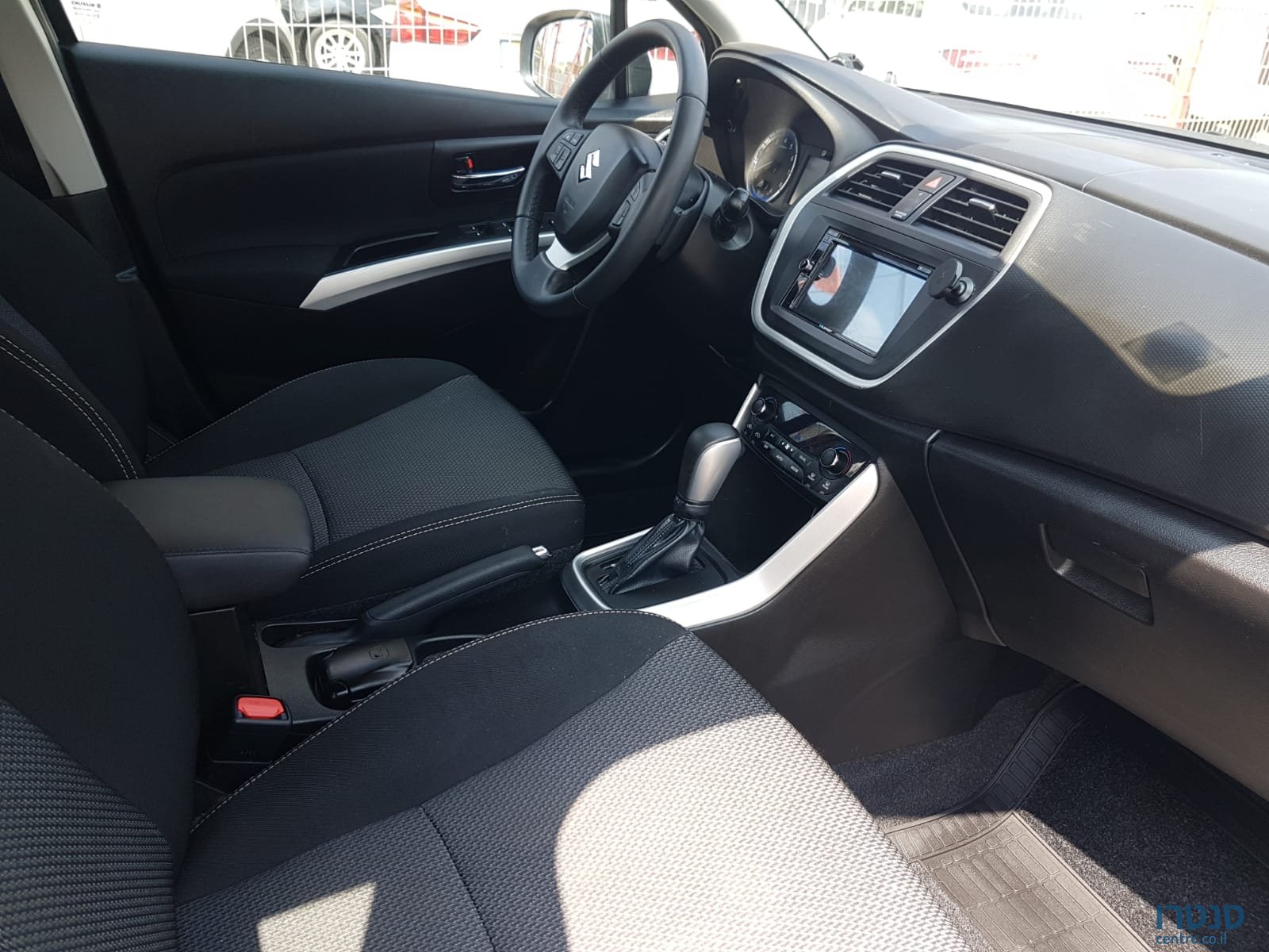 2016' Suzuki SX4 photo #2