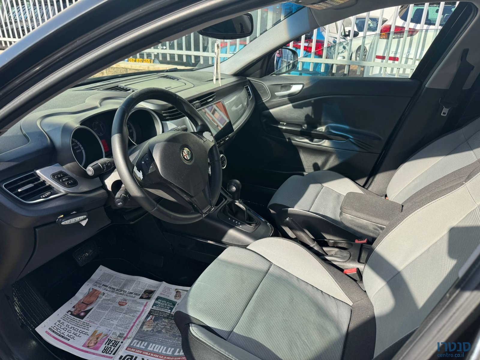 2012' Alfa Romeo Giulietta photo #3