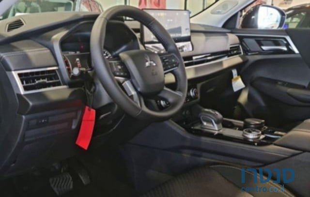 2025' Mitsubishi Outlander photo #5