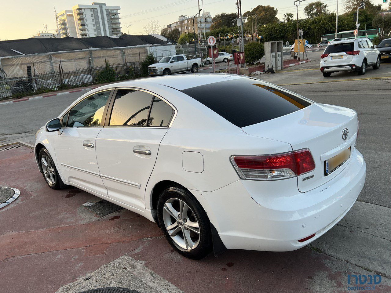 2011' Toyota Avensis photo #1
