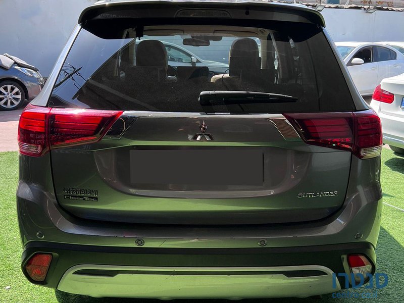 2019' Mitsubishi Outlander photo #3