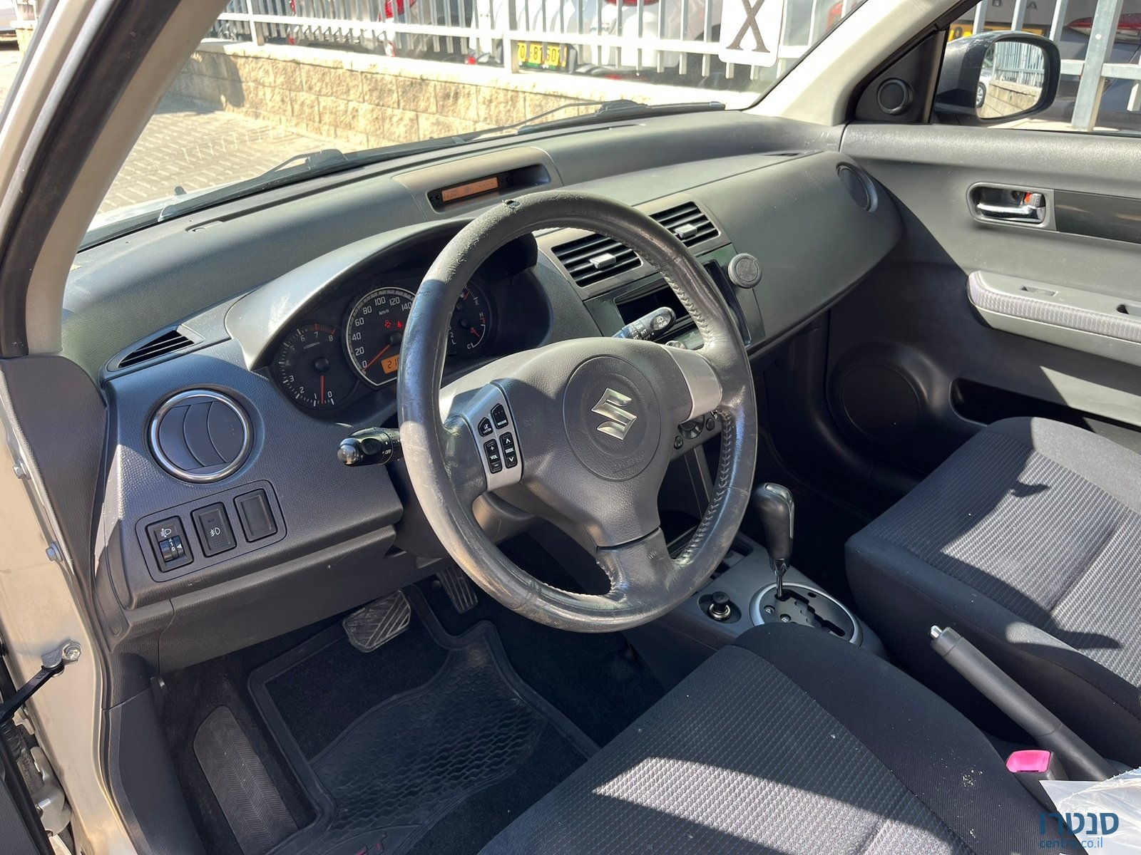 2011' Suzuki Swift GLX photo #3