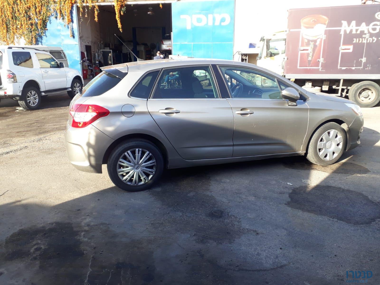 2011' Citroen C4 photo #2