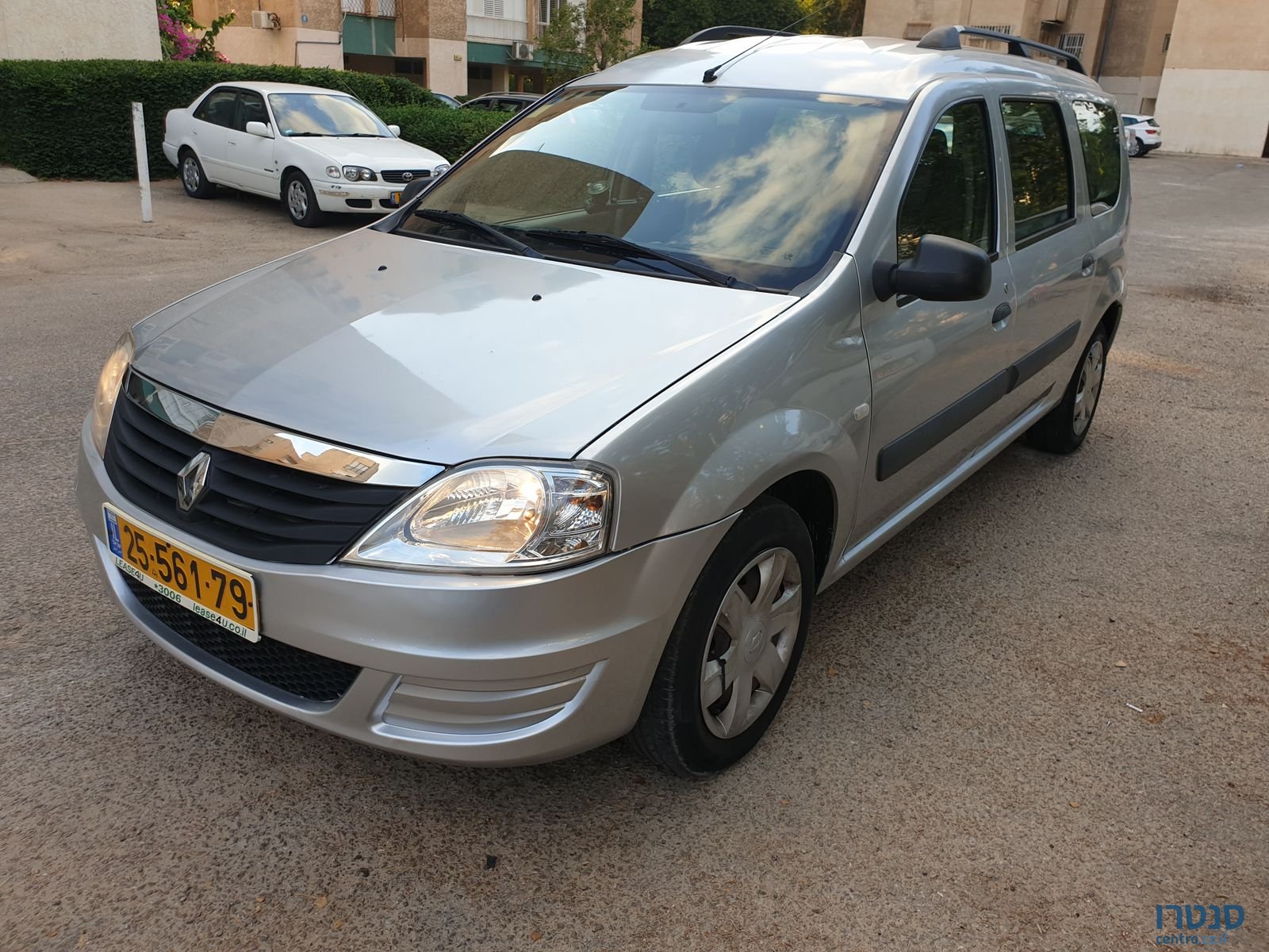 2011' Renault Logan photo #1