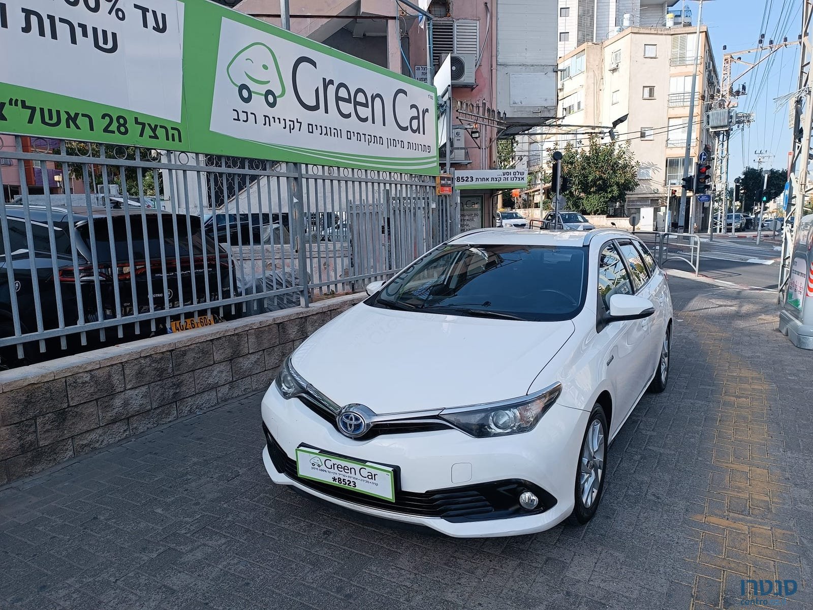 2016' Toyota Auris HIBRID photo #2